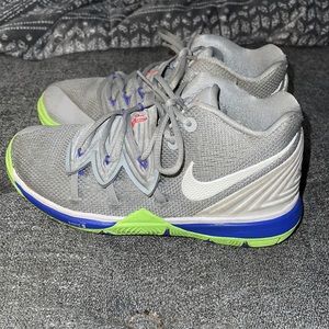 Youth Nike Kyrie 5 Basketball Shoes sz 13.5c